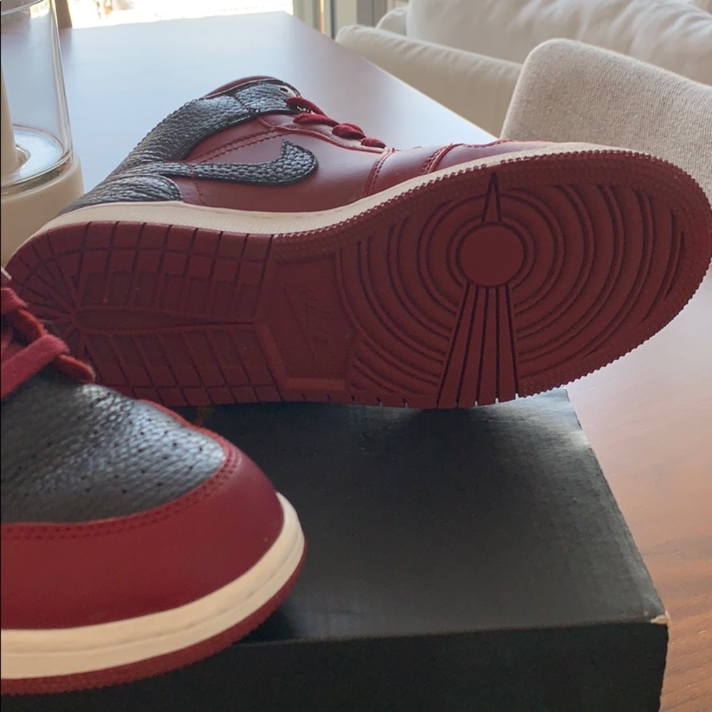 AIR JORDAN 1 RETRO MID GS 'TEAM RED BLACK - Picture 6 of 6
